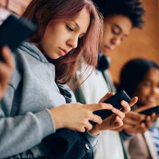 Proibição total de redes sociais para menores de 15 anos: solução boa ou ruim? © Drazen, estoque da Adobe 