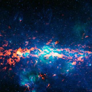 Image composite en couleur du centre galactique et du Sagittaire B2 (Sgr B2). C'est l'un des plus grands nuages de gaz moléculaire de la Voie lactée. Cette région dense se trouve à proximité du centre galactique et est riche en de nombreuses molécules interstellaires différentes. Sgr B2 est la région orange-rouge vif au milieu à gauche de l'image, qui est centrée sur le centre galactique. © ESO/Apex et MSX/Ipac/Nasa
