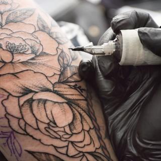 Des chercheurs suédois analysent comment l’encre injectée au cours d’un tatouage interagit avec l’organisme sur le long terme.&nbsp;© Pixel-Shot, Adobe Stock
