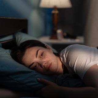 Les difficultés d'endormissement ne sont peut-être pas qu'une simple gêne nocturne. Associées à une somnolence diurne, elles pourraient révéler un risque cardiovasculaire plus élevé. © Andrii Lysenko, Adobe Stock