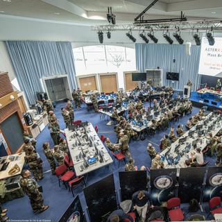 Il fallait montrer patte blanche et être escorté par les militaires pour pénétrer dans le centre de commandement de l’Espace où se déroulait l’exercice AsterX. © AAE