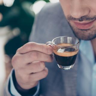Selon une récente étude, la consommation quotidienne de café entraîne une réduction temporaire de la matière grise. ©&nbsp;deagreez, Adobe Stock
