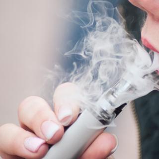 Cigarros eletrônicos são inofensivos? Pesquisadores indianos mostram que isso está longe de ser o caso. © Pixarno, Adobe Stock 