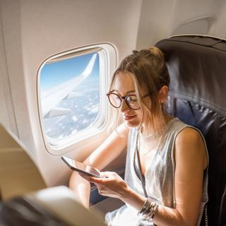 Il est connu que l'on ne doit pas utiliser notre téléphone dans l'avion, mais cela devrait bientôt changer !&nbsp;©&nbsp;Adobe Stock, rh2010