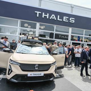 Que vient faire un SUV Renault Rafale sur le stand de Thales à Eurosatory, le plus grand salon de l’armement européen&nbsp;? © Eurosatory