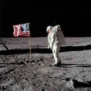 Os astronautas da Apollo 11, Neil Armstrong e Buzz Aldrin, plantaram simbolicamente uma bandeira americana na Lua. © Imagens NASA/JSC, Reprocessamento Olivier de Goursac. Todos os direitos reservados