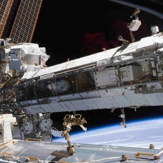 Une vue d&#39;AMS-02 (devant les panneaux solaires, en haut) juste après son installation sur l&#39;ISS. Il chasse la matière noire depuis 18 mois, et devrait encore le faire pendant plusieurs années. © Nasa