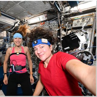 À bord de la Station spatiale internationale pour la mission εpsilon, Sophie Adenot se prépare pour une séance PhysioTool, tandis que l'astronaute de la Nasa Jessica Meir porte le bandeau T-Mini au cours de ses activités quotidiennes. L'expérience Thermo-Mini de l'ESA, ou T-Mini, étudie comment le corps régule sa température interne pendant un vol spatial. © ESA, Nasa