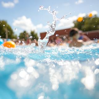  pourquoi les piscines publiques peuvent devenir un cauchemar sanitaire. © VirtuLens, Adobe Stock.