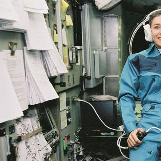 Claudie Haigneré dans le module européen Colombus de la Station spatiale internationale. © Cnes, Claudie Haigneré