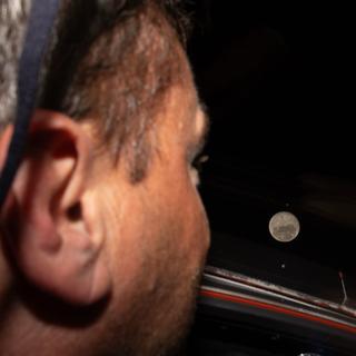 O astronauta Reid Wiseman observa o outro lado da Lua a partir da espaçonave Orion em 6 de abril de 2026. © NASA