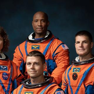 Os quatro astronautas da missão Artemis II, a bordo da cápsula Orion, terão de enfrentar as condições extremas do espaço interplanetário, longe da proteção natural da Terra. © NASA