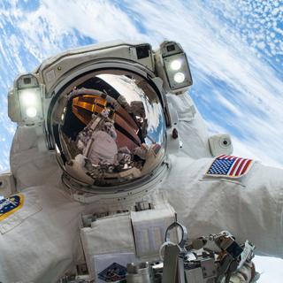 O que os astronautas fazem em seus trajes espaciais quando sentem desejo? Podemos ir ao banheiro no espaço? E para lavar? © NASA