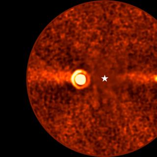 Cette image, prise avec le Very Large Telescope (VLT) de l’ESO, montre Beta Pictoris d, une nouvelle planète découverte en orbite autour de l’étoile Beta Pictoris. L’étoile se trouve au centre du cadre ; elle a été soustraite lors du traitement des données, ce qui a permis de révéler l’environnement qui l’entoure. La nouvelle planète, indiquée par une flèche, est la troisième découverte autour de cette étoile. Les deux autres sont Bêta Pictoris b – la source lumineuse à gauche – et Bêta Pictoris c, qui orbite beaucoup plus près de l’étoile et n’est pas visible ici. L'image a été prise avec l'instrument ERIS du VLT. D'après sa luminosité infrarouge et sa couleur, la nouvelle planète semble être une géante gazeuse, dont la masse est environ 2,4 fois supérieure à celle de Jupiter.&nbsp;La bande horizontale diffuse visible sur cette image est un disque de débris autour de l'étoile, vu ici de profil, constitué des restes de la formation planétaire.&nbsp;©&nbsp;ESO, B. Sutlieff, M. Bonse et al.&nbsp;