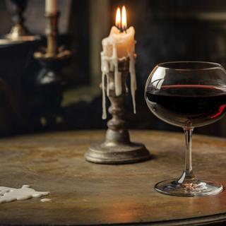 Illustration générée avec IA d'un verre de vin à moitié vide près d’un gentleman fatigué. © D. Ichbiah avec Ideogram.ai