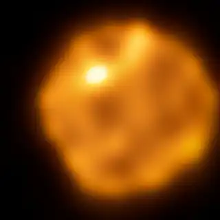 La surface bouillonnante de Bételgeuse et l'intrigante structure persistante observée à sa surface depuis plusieurs années. © Alma (ESO/NAOJ/NRAO), W. Dent et al.