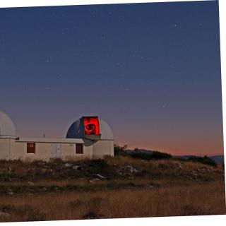 Uma visão dos dois telescópios do C2PU no início de uma noite de observação. © Serge Brunier