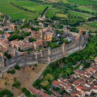Cité fortifiée de Carcassonne, conçue comme un verrou stratégique entre Aquitaine et Espagne par les architectes de Saint-Louis puis de Philippe Le Bel ; double enceinte (la première date du IVe siècle et la deuxième du XIIIe siècle), château comtal du XIIe siècle. Cité médiévale reconstituée sur le bâti du XIIIe siècle par Viollet-le-Duc au XIXe siècle, patrimoine mondial de l'UNESCO. © tourisme-carcassonne.fr.