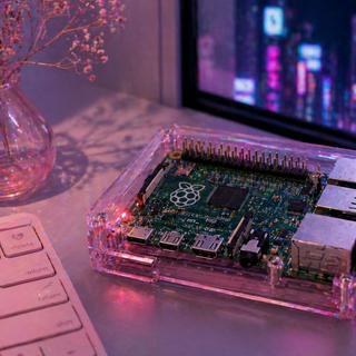 Les cyberdecks, ces&nbsp;petits ordinateurs à assembler soi-même, font le buzz actuellement avec le public féminin sur TikTok. © Image générée avec ChatGPT