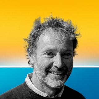 Christophe Cassou organiza regularmente conferências para autoridades eleitas, a fim de aumentar a sua consciência sobre a causa climática. © Lorient Aglomeração; fotoilustração: XD com ChatGPT