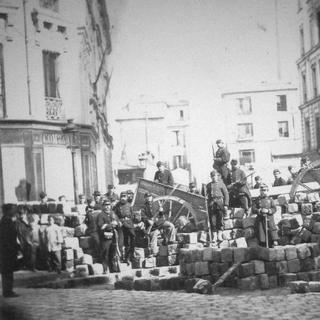 Exposition&nbsp;La Commune de Paris&nbsp;à l'Hôtel de Ville de Paris (18 mars–28 mai 2011). Barricade au&nbsp;Passage Raoul&nbsp;aujourd'hui rue Bréguet (côté Richard-Lenoir), Musée Carnavalet. © Wikimédia Commons, Domaine public
