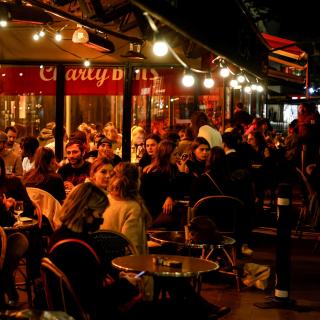 &amp;nbsp;Et si le variant Omicron nous permettait de retrouver une vie normale ? © Ludovic Marin, AFP