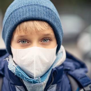 Face à la prolifération de nouvelles contaminations, certaines communes de France imposent le port du masque, y compris à l&#39;extérieur, à partir de 11 ans. © Imgorthand, Getty Images