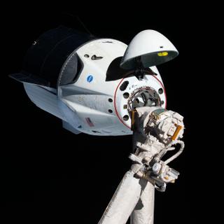 Amarrage du Crew Dragon à la Station spatiale internationale lors de son premier vol démonstration. La capsule de SpaceX, inhabitée pour ce vol, s&#39;est arrimée de façon automatisée au complexe orbital (mars 2019). © Nasa