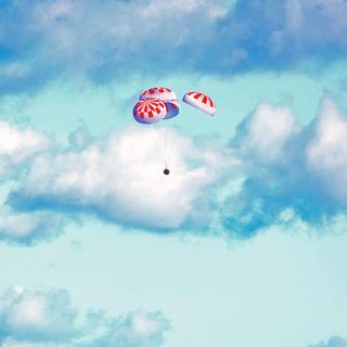 La Crew Dragon et ses quatre immenses parachutes, quelques instants avant son amerrissage sur l&#39;océan Atlantique. © Nasa, Cory Huston 