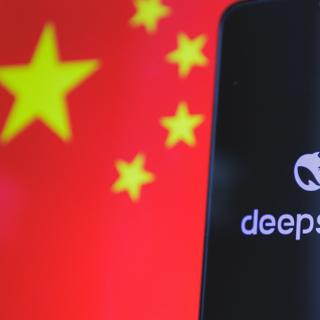 Les États-Unis souhaitent durcir les sanctions contre la Chine pour ralentir le développement de ses IA. © Rokas, Adobe Stock