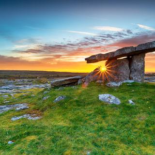 L'Irlande est riche en vestiges du Néolithique. Certains sont visibles, comme ici le dolmen de Poulnabrone, d'autres sont subtilement cachés dans le paysage, comme ces anciennes voies identifiées par une nouvelle étude. © Helen Hotson, Adobe Stock
