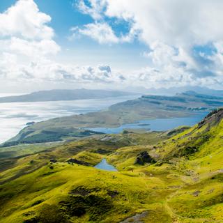 The Old Man of Storr, un sommet situé sur l'île de Skye, en Écosse. © Adam, Adobe Stock