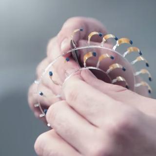 Essas finas placas de plástico dobram quando secam e endireitam-se imediatamente no ar úmido. As bactérias, depositadas na sua superfície, são a causa deste movimento, cuja energia pode ser explorada com um pouco de inteligência. © Laboratório Sahin, Universidade de Columbia, YouTube