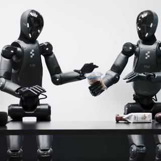 Graças ao novo Helix AI, esses dois robôs se coordenam para guardar objetos. © Figura AI