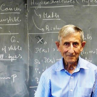 Freeman Dyson dans son bureau à l'université de Princeton. Le physicien a bien connu de grands noms de la physique comme Hans Bethe, qui a découvert comment brillaient les étoiles, et Robert Oppenheimer, pionnier de la physique des trous noirs et des étoiles à neutrons. Dyson fut le premier à comprendre l’importance des travaux de Richard Feynman sur l’électrodynamique quantique relativiste, dont il donna une forme plus rigoureuse ; ce qui lui permit, sans doctorat, de décrocher un poste à vie à l’université de Princeton. © Monroem, Wikipédia, cc by sa 3.0 