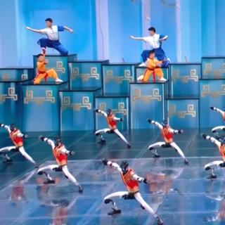 Robôs demonstraram artes marciais ao lado de crianças. ©CTV