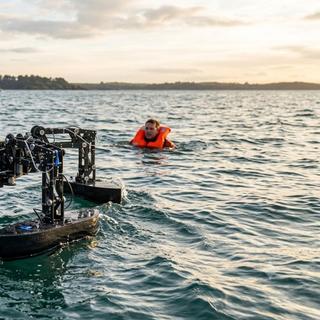 Le robot QuadBoat pourrait un jour sauver des vies en mer. © Image générée avec Gemini