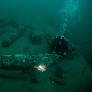 Les frères Barnwell en train de mesurer l'un des canons du Gloucester. © Norfolk Historic Shipwrecks