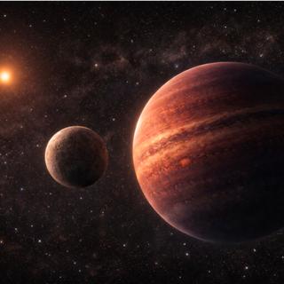  un compagnon substellaire orbite autour de l’étoile&nbsp;et pourrait lui-même héberger une exolune massive. © DR