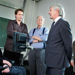 En 1983, James Hartle a développé avec Stephen Hawking une version quantique de la théorie de la relativité d'Einstein en cosmologie. Il s'agit du célèbre modèle sans bord de Hartle-Hawking. De gauche à droite, Stephen Hawking, Thomas Hertog et James Hartle. © K.U.Leuven,&nbsp;Rob Stevens&nbsp;