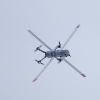 Le drone HX-2 est doté d’ailes en forme de X. Il&nbsp;peut poursuivre sa mission de façon autonome malgré les brouillages. © Helsing