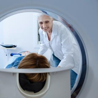 &nbsp;quelle différence ? Pour un scanner ou une IRM, le patient est placé dans un tunnel et ne doit pas bouger. © zinkevych, Fotolia