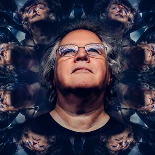 Portrait de Jean-Claude avec effets ajouté. © Jean-Claude Heudin ; XD, ChatGPT