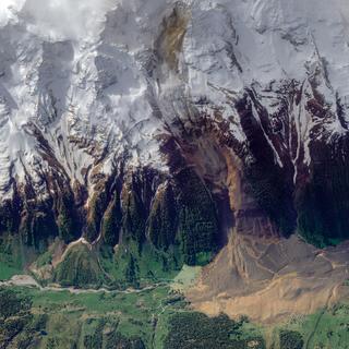 Satélites da constelação Planeta observaram o colapso de parte da geleira Birch, na Suíça. © Planet Labs PBC