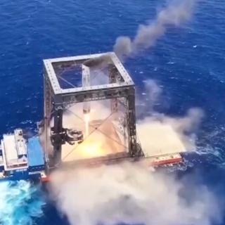 La Chine a utilisé un système de filet dans un cube pour attraper le premier étage de son lanceur Longue Marche 10B. © CCTV