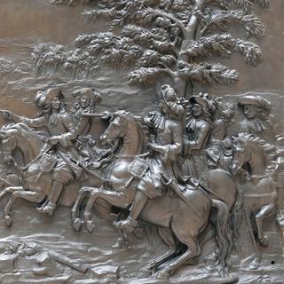 Bas-relief en bronze « Le passage du Rhin » par Martin van den Bogaert dit Desjardins ; traversée du fleuve par l'armée royale en juin 1672, pour envahir la Hollande. Louis XIV et Condé sont dans le groupe de cavaliers à droite. Musée du Louvre, cour Puget. © Musée du Louvre, P. Philibert
