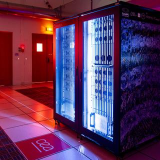 Lucy, um computador quântico fotônico digital quase universal de 12 qubits, instalado em 2025 no Very Large Computing Center (TGCC) do CEA. © CEA Cadam, Quellela