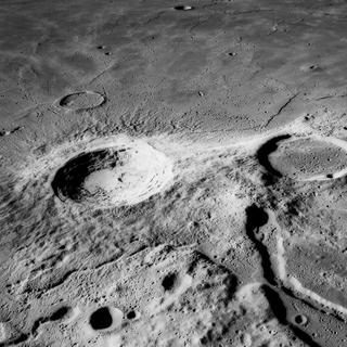 Aristarque est un cratère d’impact sur la face visible de la Lune. Parfois qualifié de « phare de la Lune », elle est la plus brillante des formations lunaires, avec un albédo deux fois supérieur aux autres. © Nasa CCO