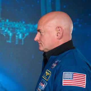 Mark Kelly, à gauche, face à son frère jumeau Scott, à droite, qui a séjourné 340 jours dans l’espace, à bord de l’ISS. © Nasa
