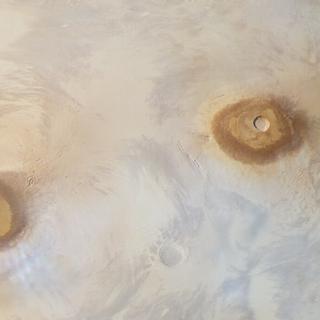 Les trois volcans de Tharsis, dont Arsia Mons, sont souvent difficiles à observer depuis l'espace. © ESA, DLR, FU Berlin, CC by-sa 3.0 IGO